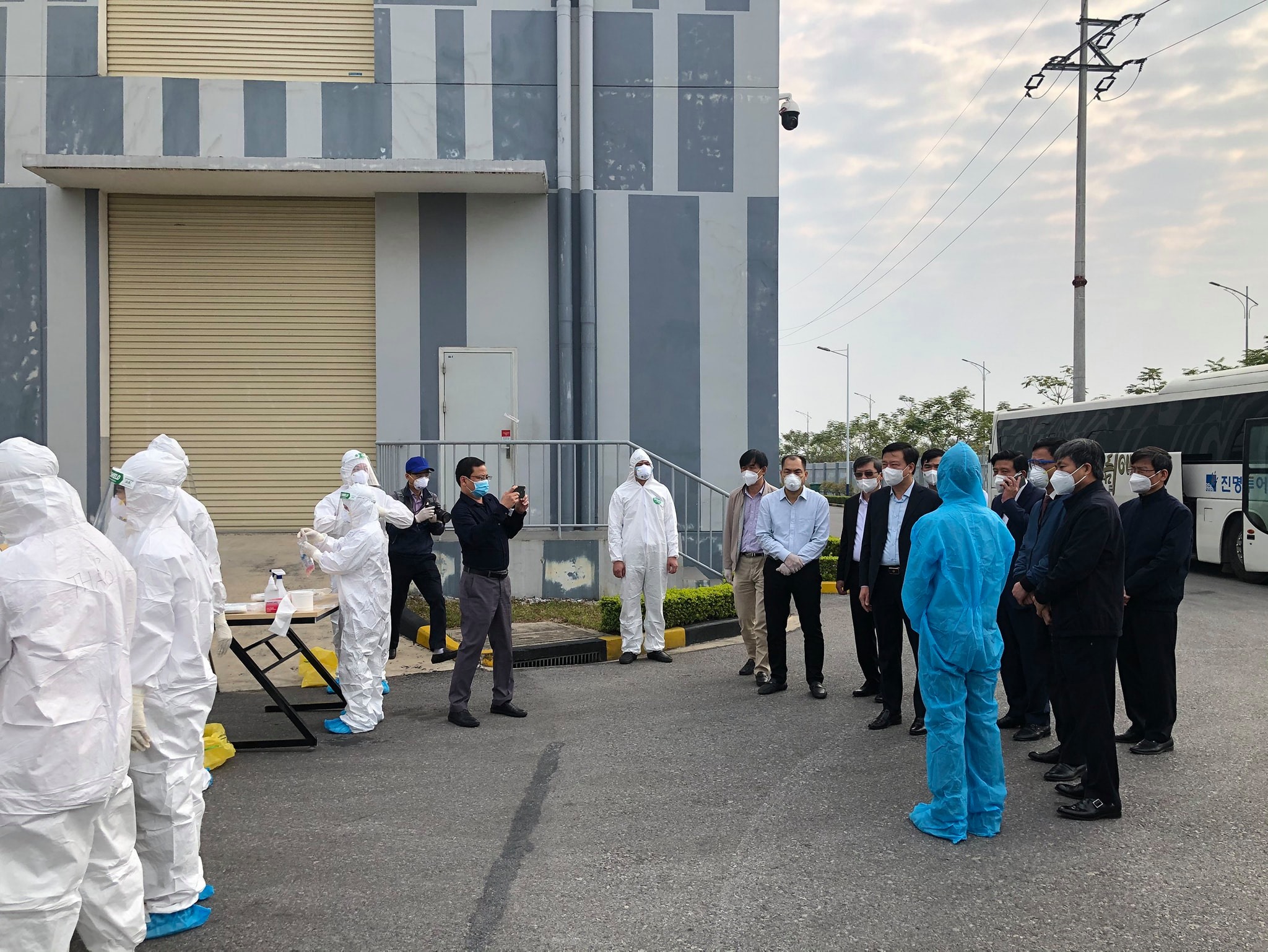 Tin Vui Hơn 7000 mẫu xét nghiệm đối với công nhân của 16 Công ty tại Cẩm Giàng đã cho kết quả âm tính, có 57 bệnh nhân đã khỏi bệnh và ra viện