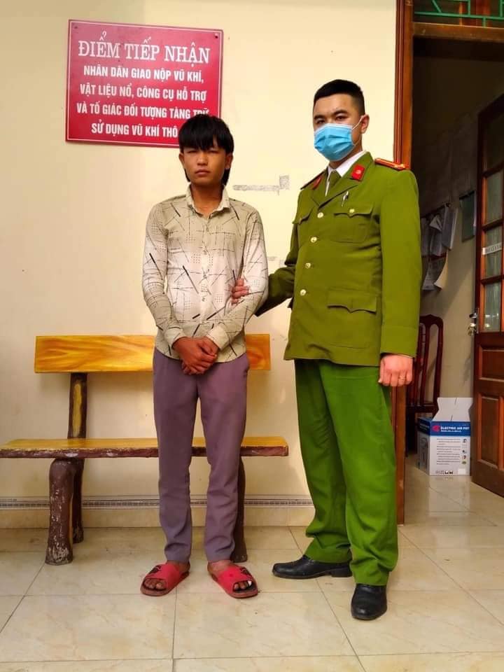 Tuyên Quang Nam thanh niên điều kiển xe máy bằng chân, mang theo đôi phóng lợn đã được gọi lên cơ quan Công an làm việc