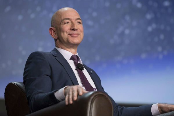 Jeff Bezos lấy lại ngôi vị người giàu có nhất hành tinh