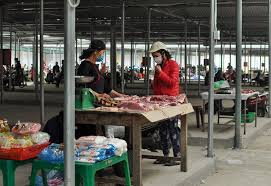 Cấp thẻ đi chợ cho mỗi hộ gia đình ở TP Chí Linh 