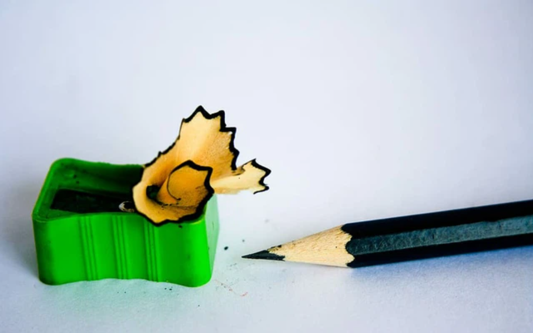 Ngẫm cuộc đời như chiếc bút chì Muốn sắc bén thì phải chịu được đao gươm, gọt giũa