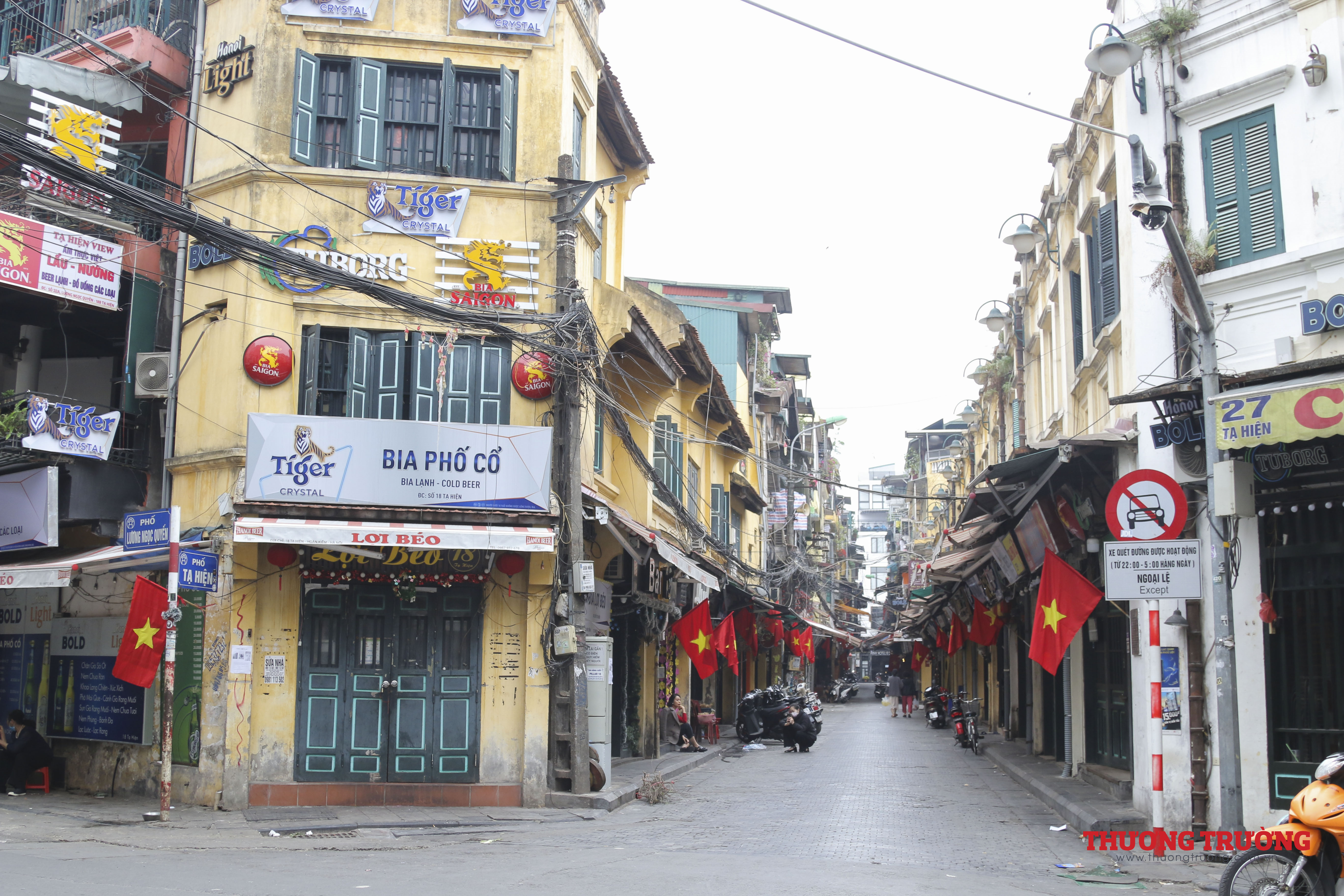 Hà Nội Nhiều quán ăn, cà phê vẫn mở bán bất chấp lệnh cấm