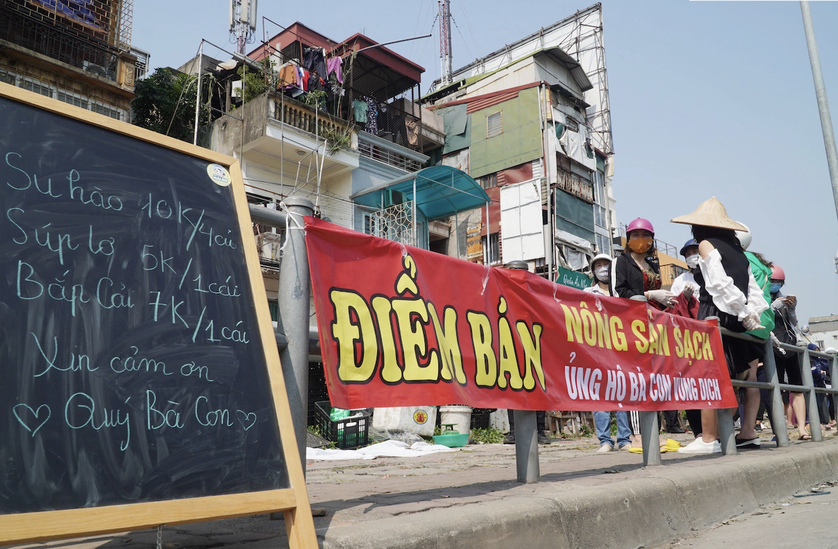 Người dân Hà Nội giải cứu nông giản vùng dịch