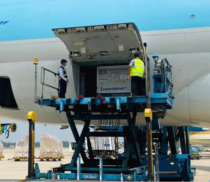 Những hình ảnh vắc xin COVID-19 khi về Việt Nam