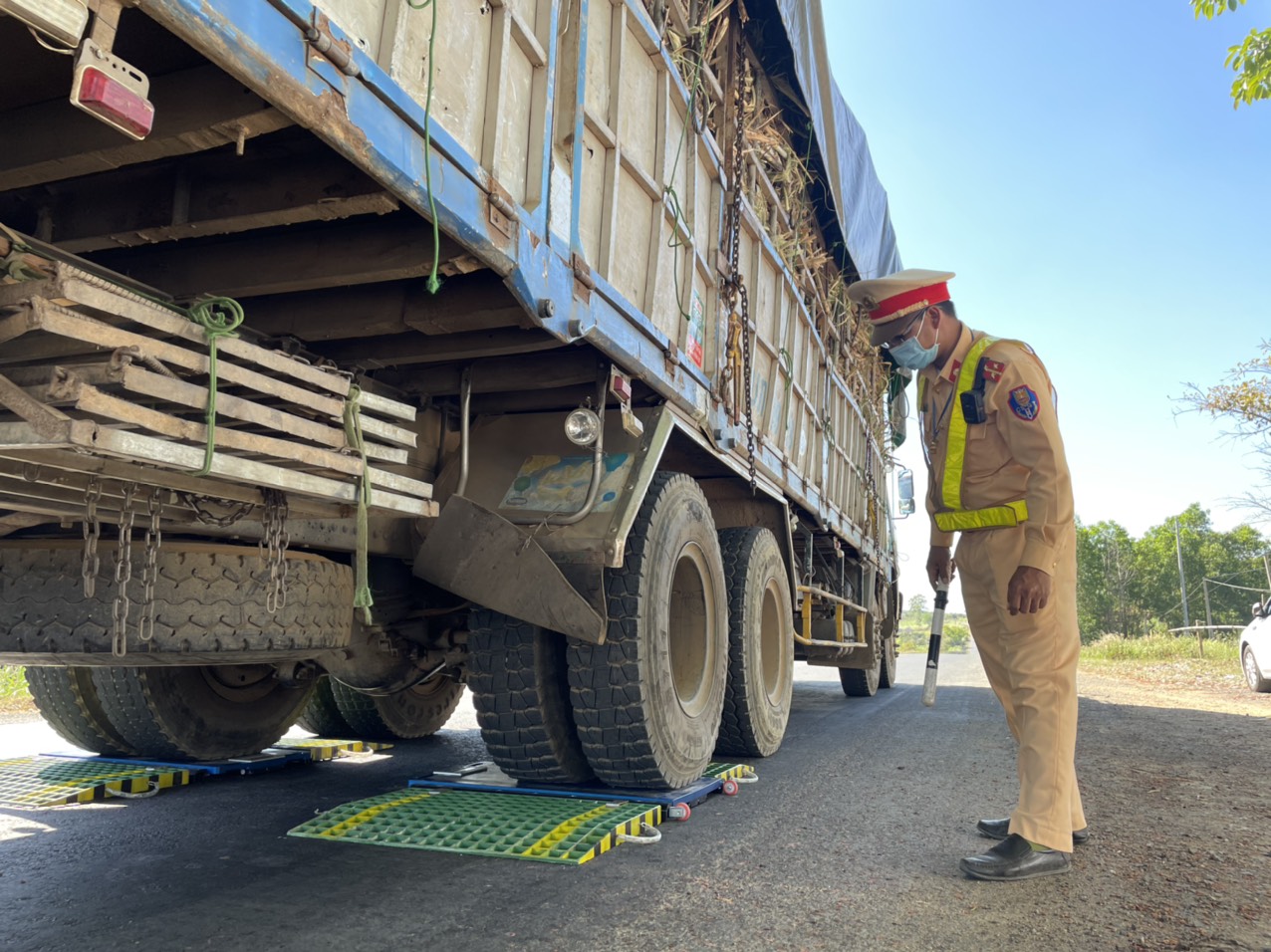 CSGT Đắk Lắk trảm hàng loạt xe quá tải, cơi thùng chở mía trên Quốc lộ 26