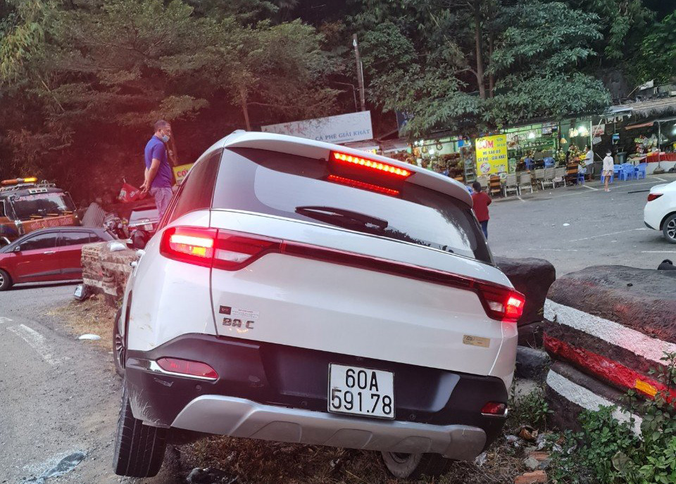 Ô tô gặp nạn trên đèo Bảo Lộc, 4 người thương vong