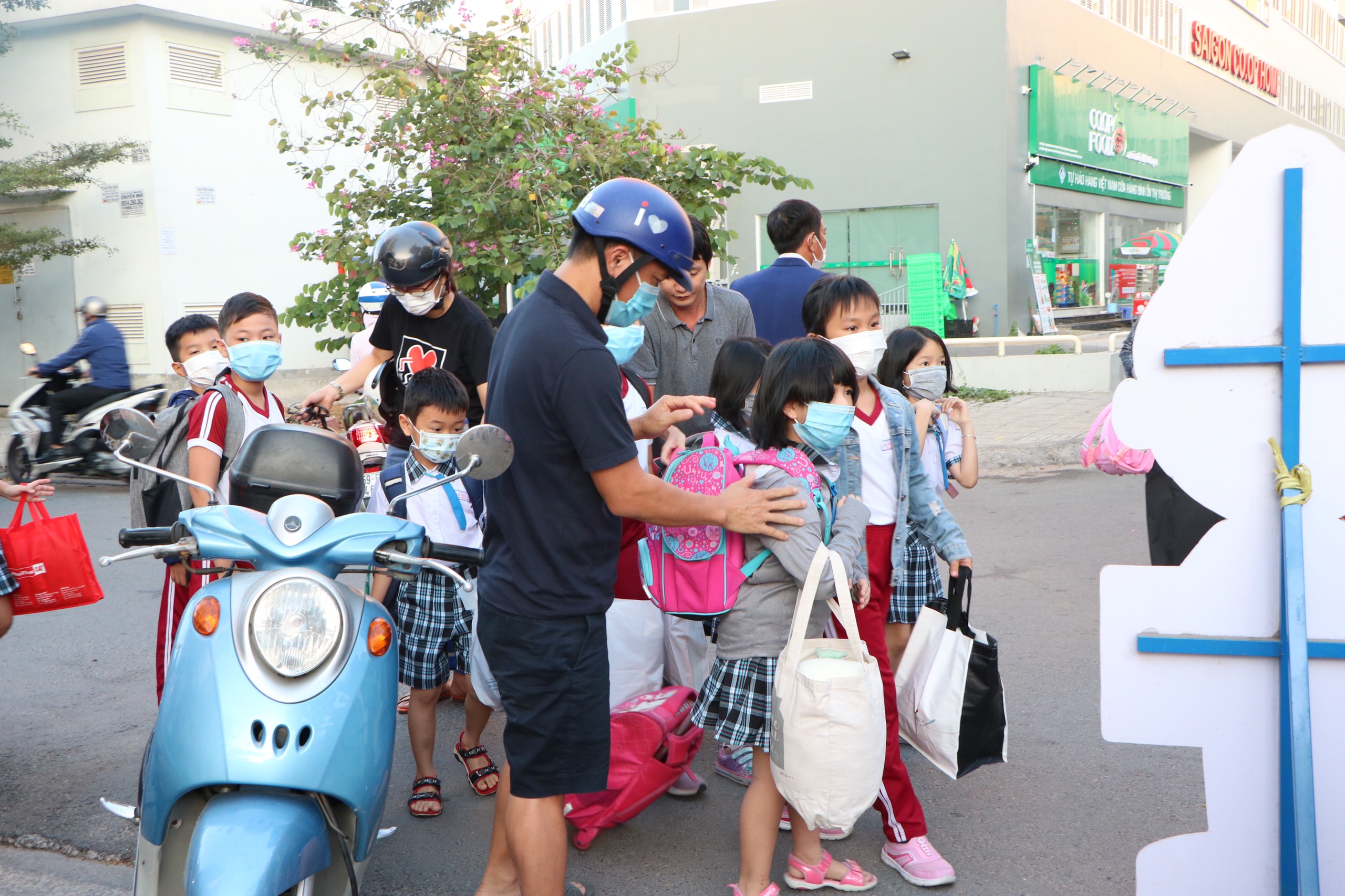 Sáng nay 13, học sinh tại TPHCM bắt đầu đi học trở lại