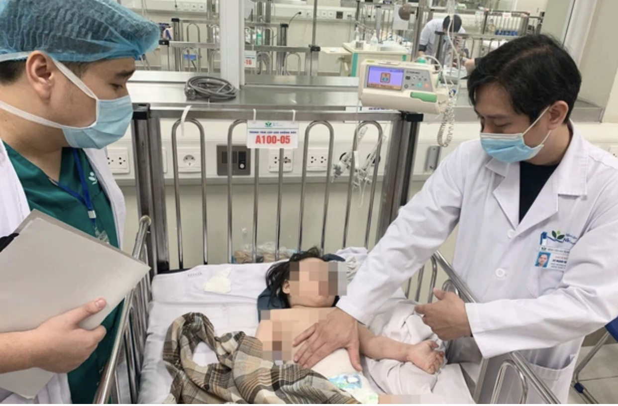 Thông tin mới nhất về sức khỏe của bé gái rơi từng tầng 12A chung cư