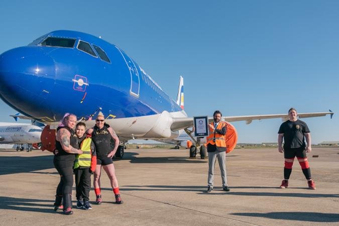 Cặp đôi xứ Wales phá kỷ lục Guinness thế giới về kéo máy bay Airbus A320