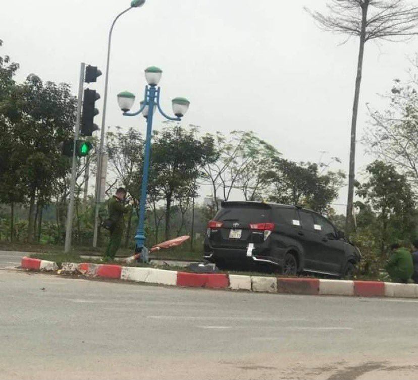 Hà Nội Ô tô 7 chỗ liên tiếp tông vào xe máy và xe con khiến 3 người thương vong