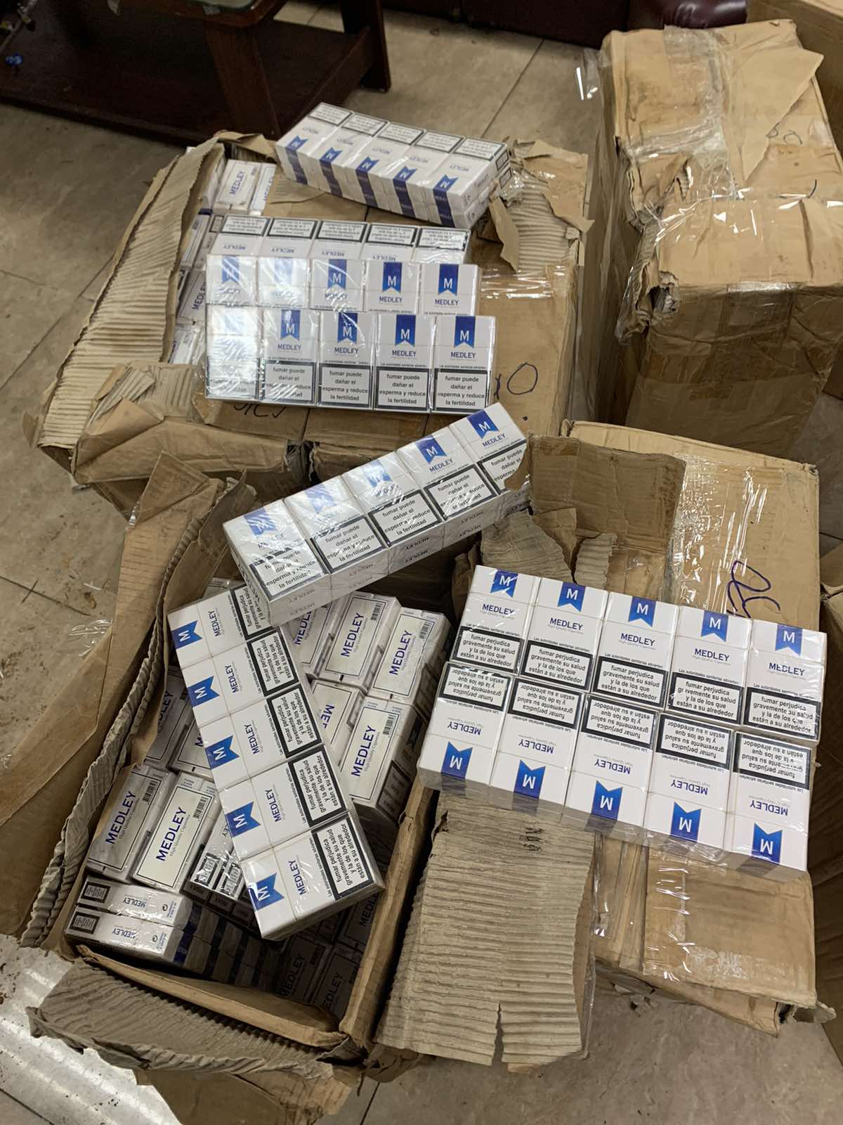 Bắt giữ hơn 10.000 bao thuốc lá nhập lậu trên chuyến bay từ Dubai về Nội Bài