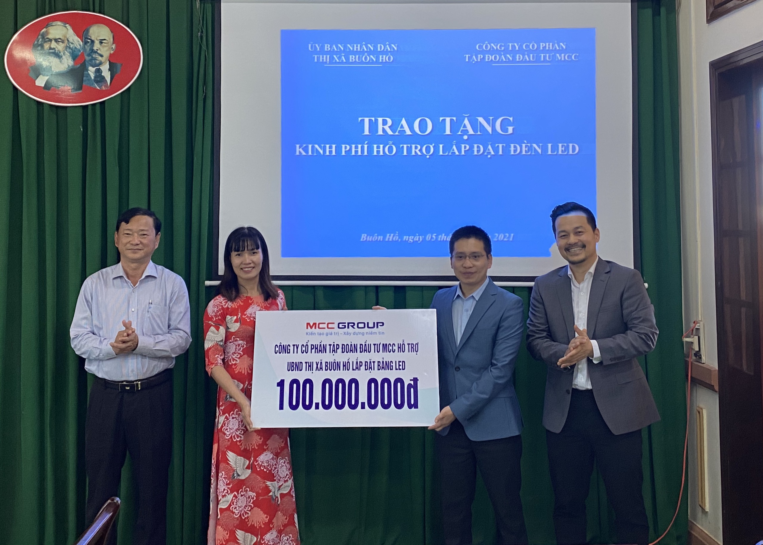 Thị xã Buôn Hồ - Đắk Lắk lắp đèn led trị giá 400 triệu đồng để tuyên truyền