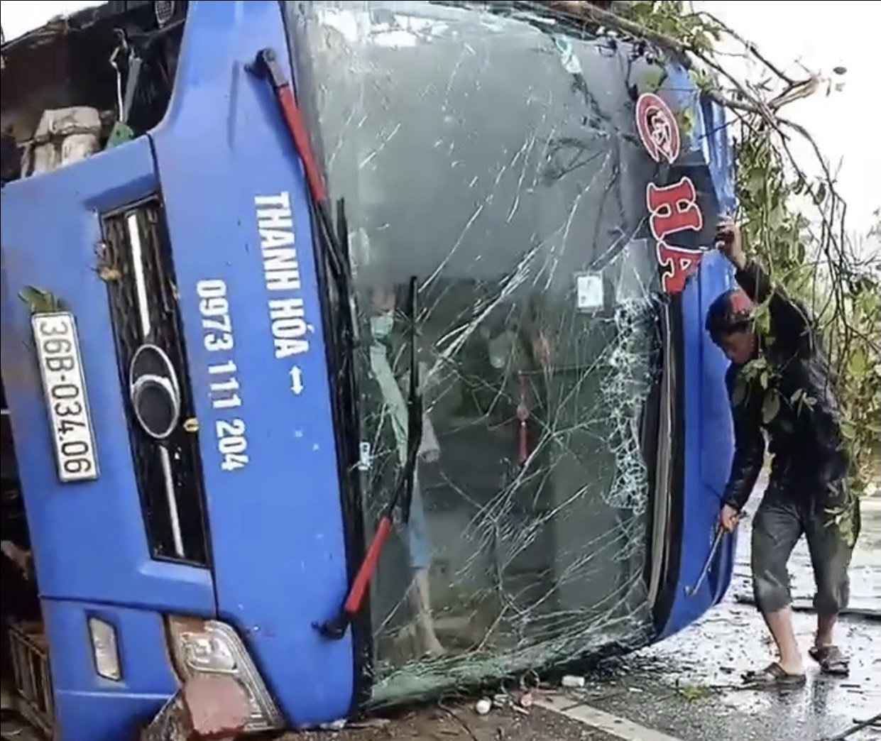 Xe khách lật nghiêng, 19 người bị thương ở Kon Tum