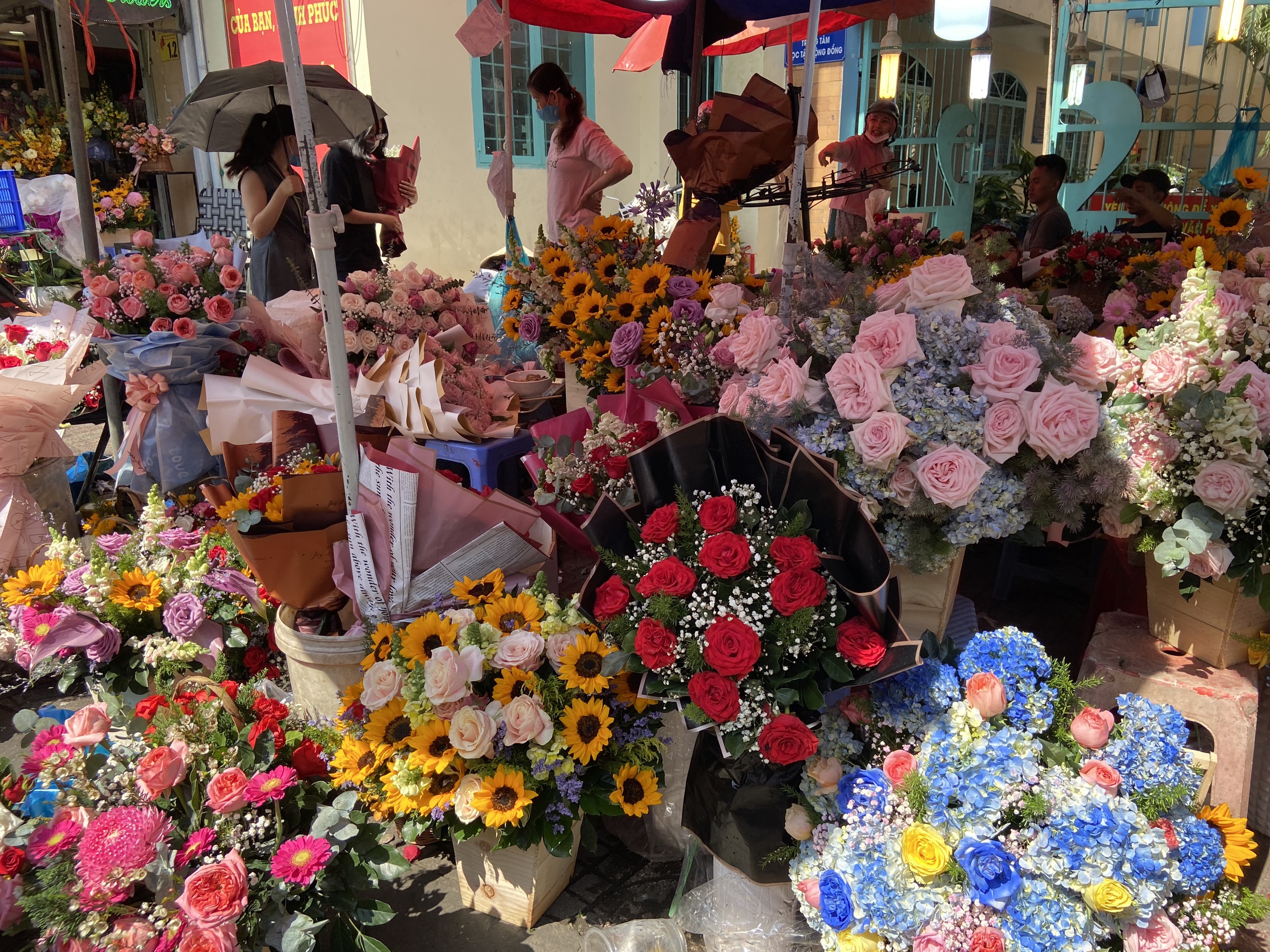 Phố hoa sỉ nổi tiếng tại TPHCM nhộn nhịp dịp 83