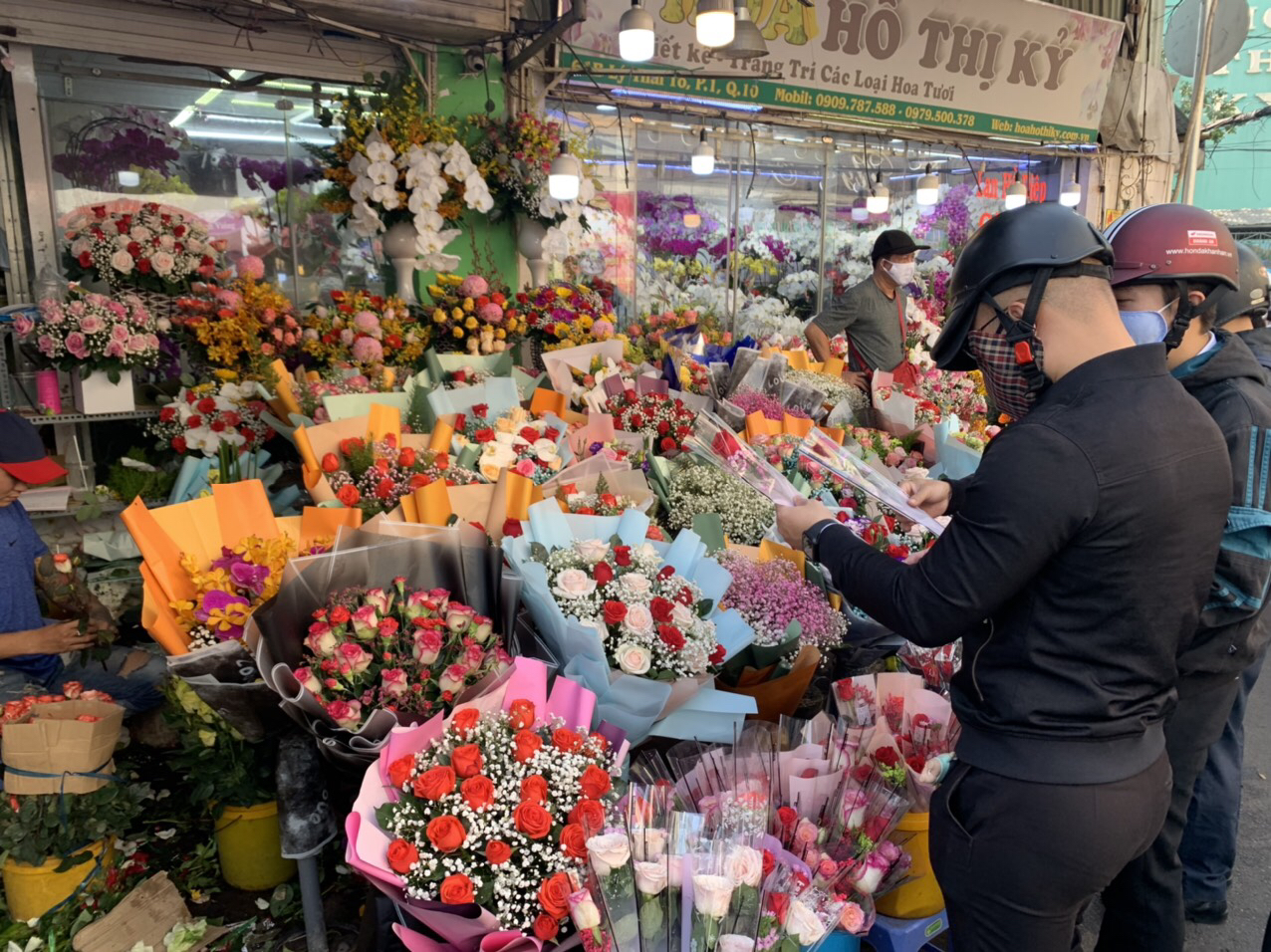 TP. Hồ Chí Minh Nhộn nhịp mua hoa trong ngày 83