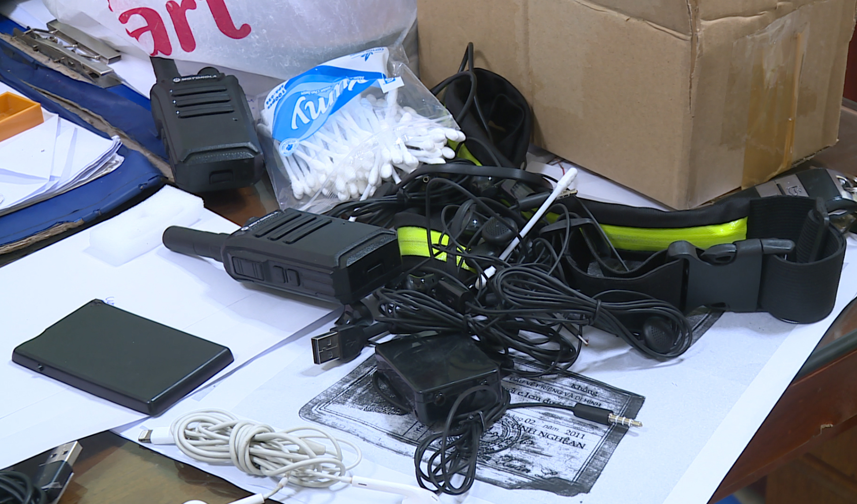 Sử dụng thiết bị điện tử để gian lận thi bằng lái xe trong trường dạy lái xe Đức Thịnh