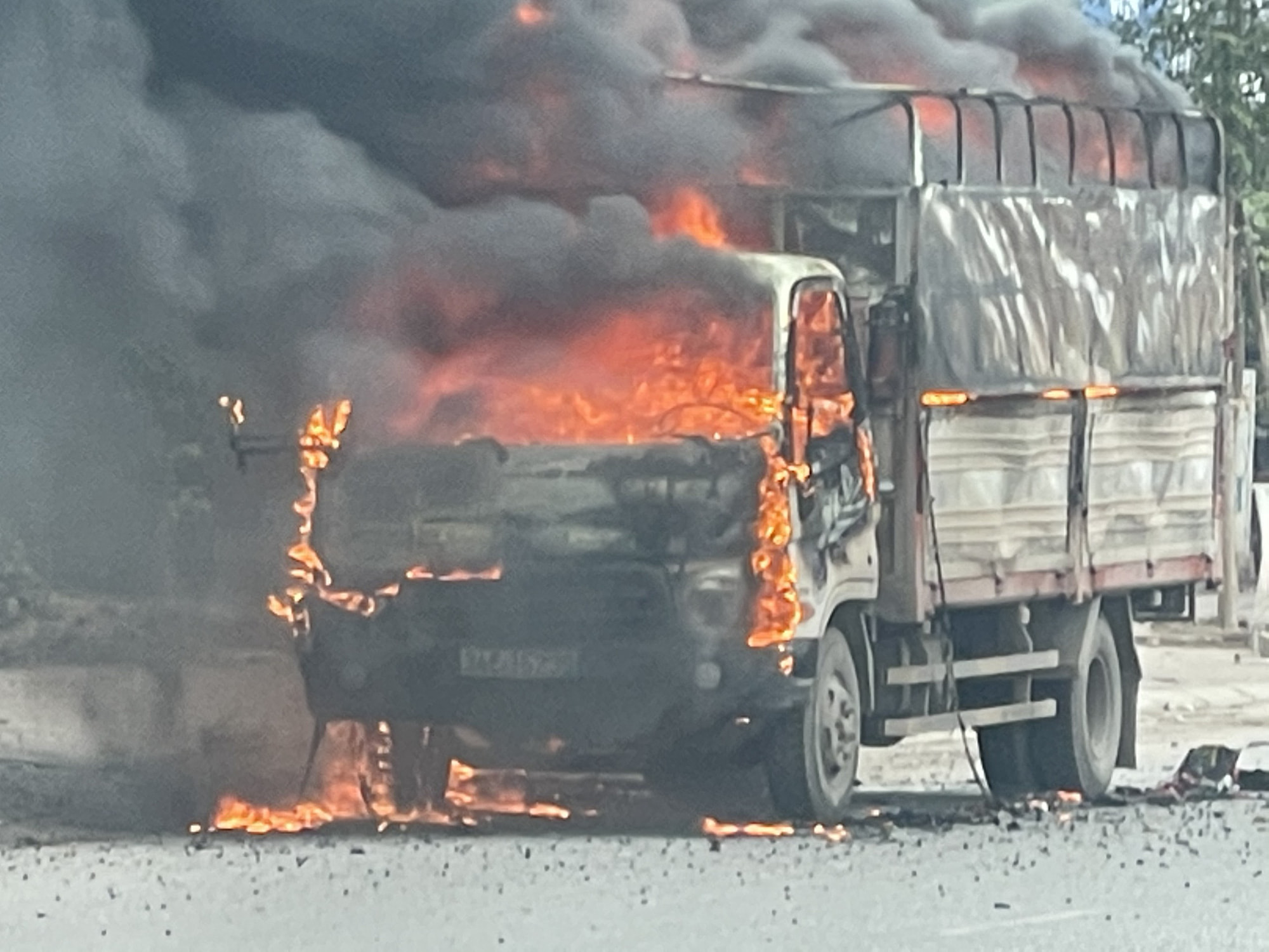 Hải Dương Xe ô tô chở bật lửa gas bất ngờ bốc cháy ngùn ngụt