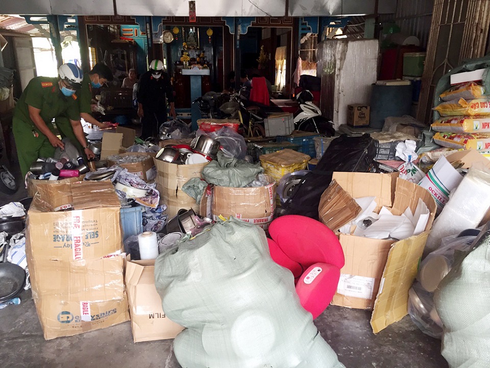 Phát hiện hiều hàng hóa nghi nhập lậu trong nhà cán bộ biên phòng