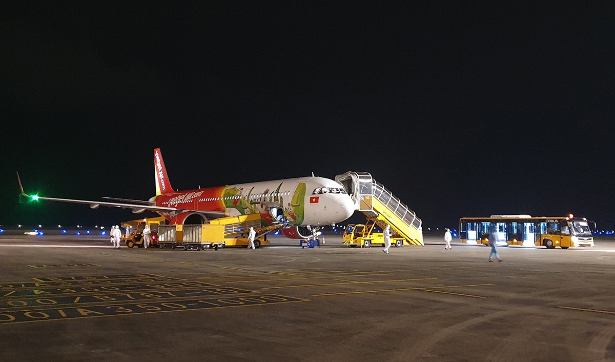 Đón hơn 350 công dân từ Nhật Bản về nước qua sân bay Vân Đồn