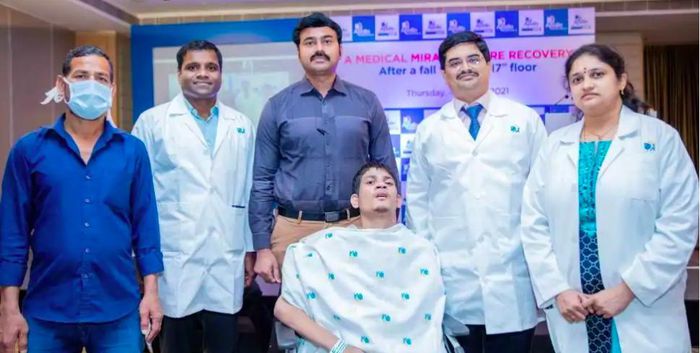 Chàng trai Ấn Độ sống sót thần kỳ sau khi rơi từ tầng 17