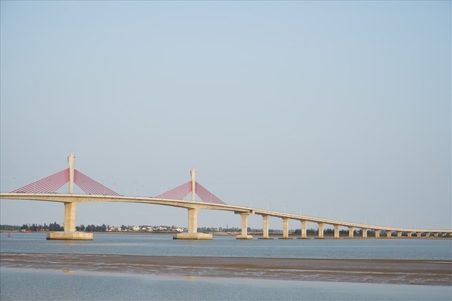 Chính thức thông xe cầu Cửa Hội bắc qua sông Lam