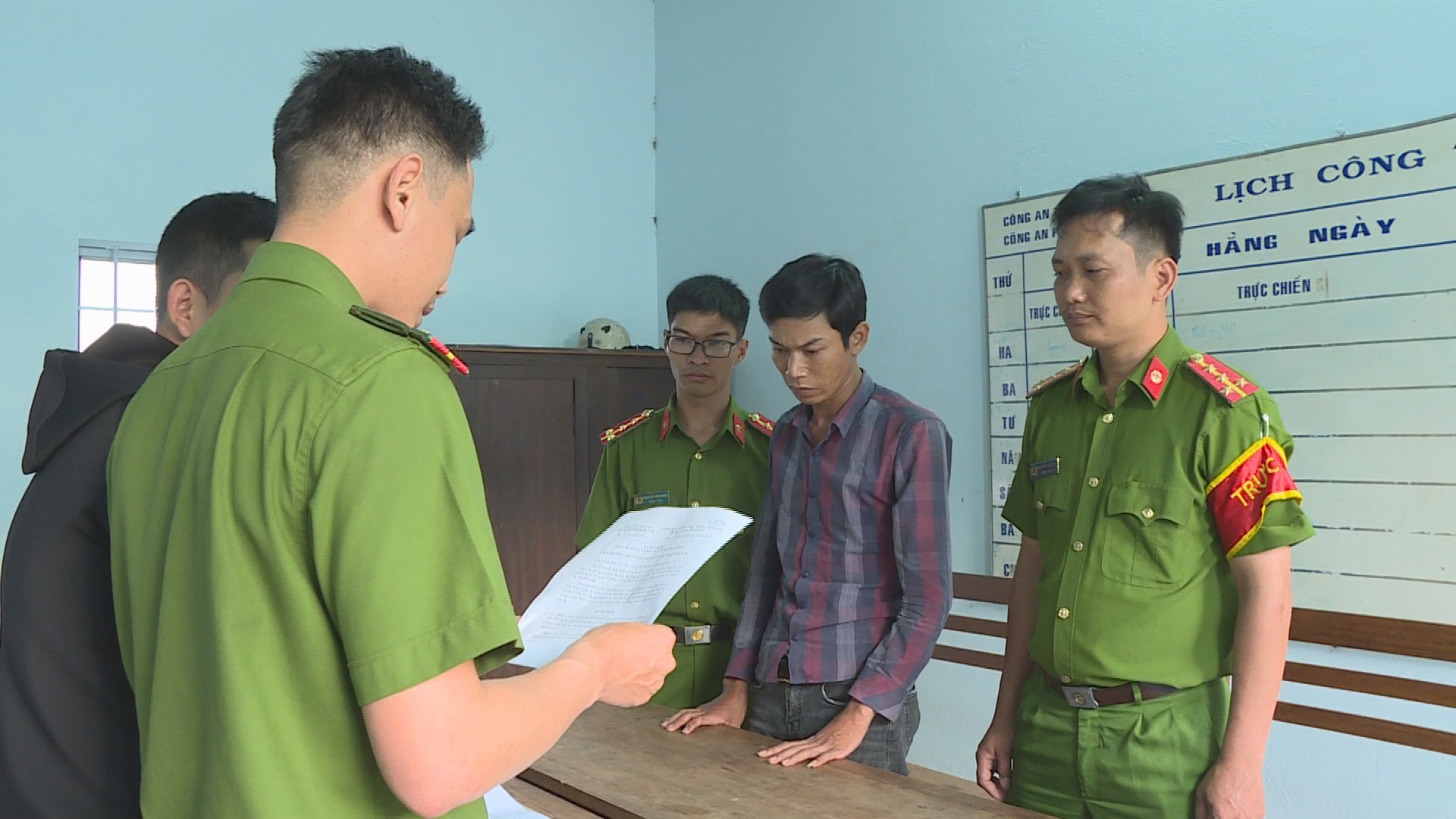 Bắt nhóm đối tượng mua bán trái phép chất ma túy