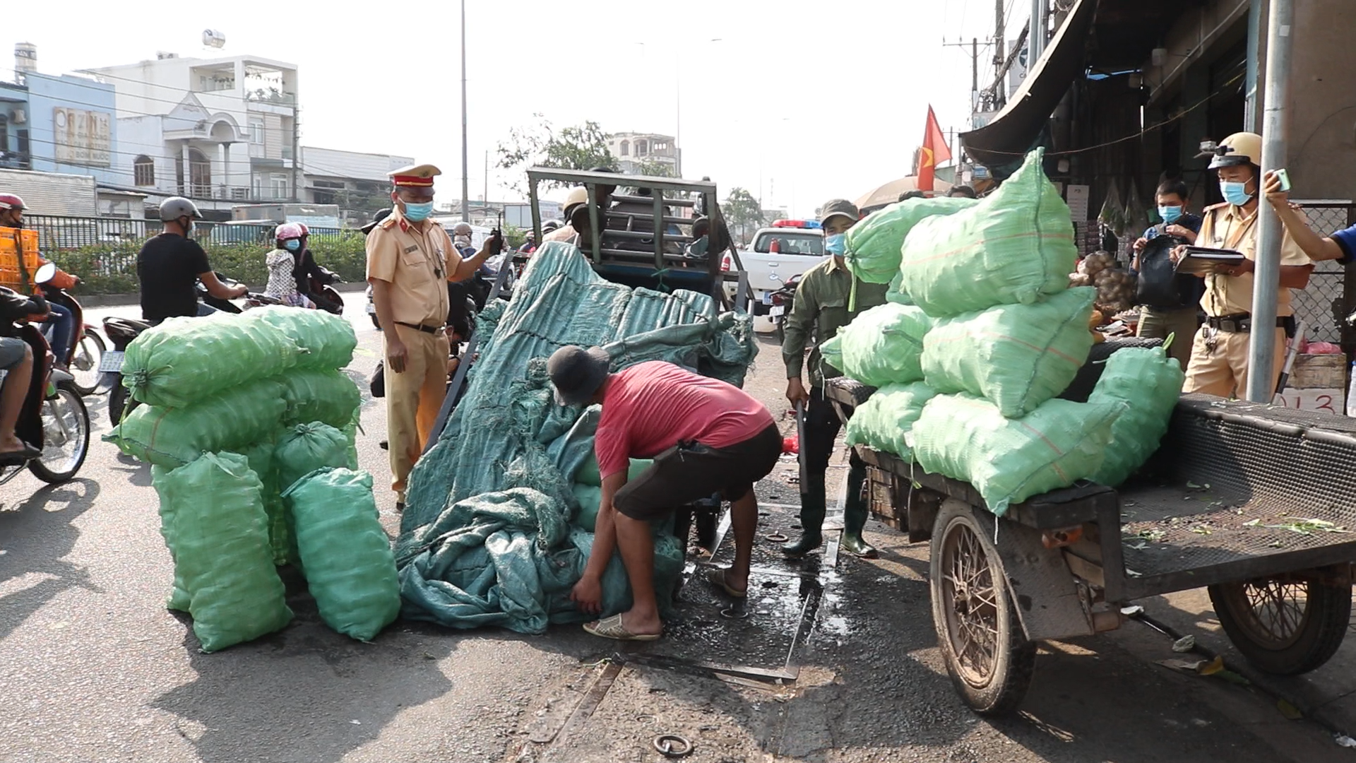TP HCM Xử phạt hàng loạt xe cà tàng, xe cũ nát trong ngày đầu ra quân
