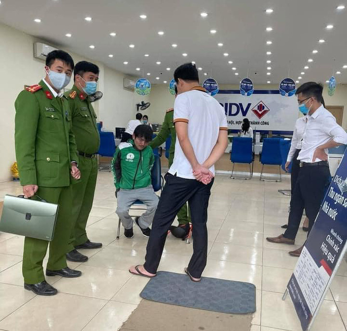 Hà Nội Bắt tại chỗ đối tượng mặc đồng phục Grab xông vào cướp chi nhánh ngân hàng BIDV