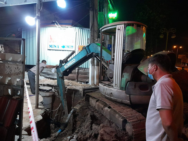 Sập công trình thi công thoát nước, 2 công nhân bị chôn vùi