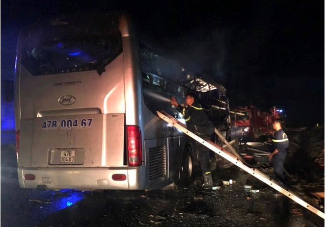 11 người thoát chết khi xe giường nằm bị thiêu rụi lúc rạng sáng