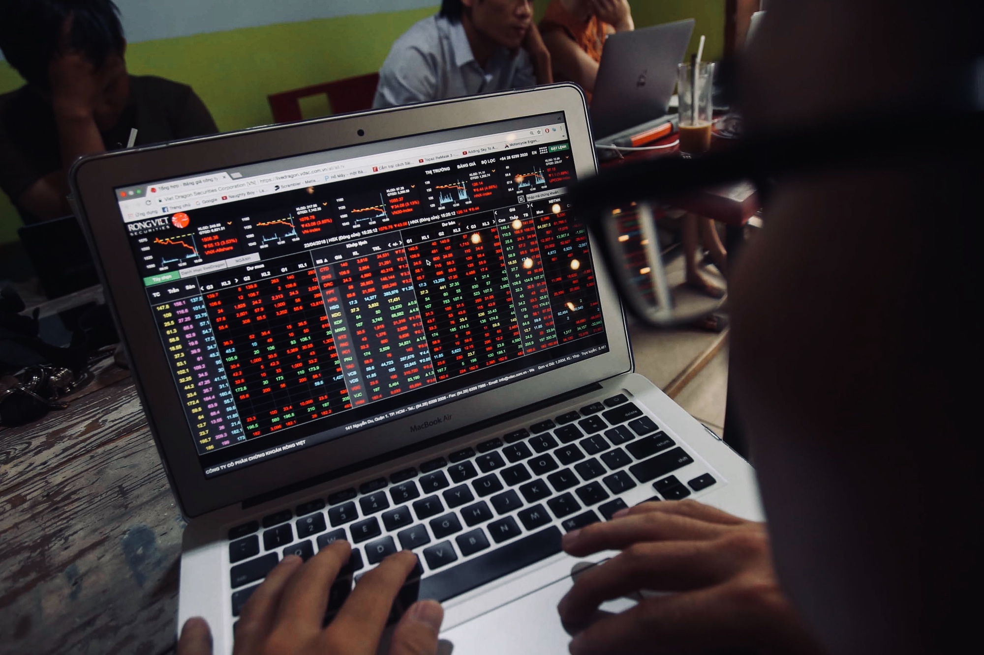 Tiếp tục nghẽn lệnh trong phiên chiều, VN-Index mất mốc 1.180 điểm