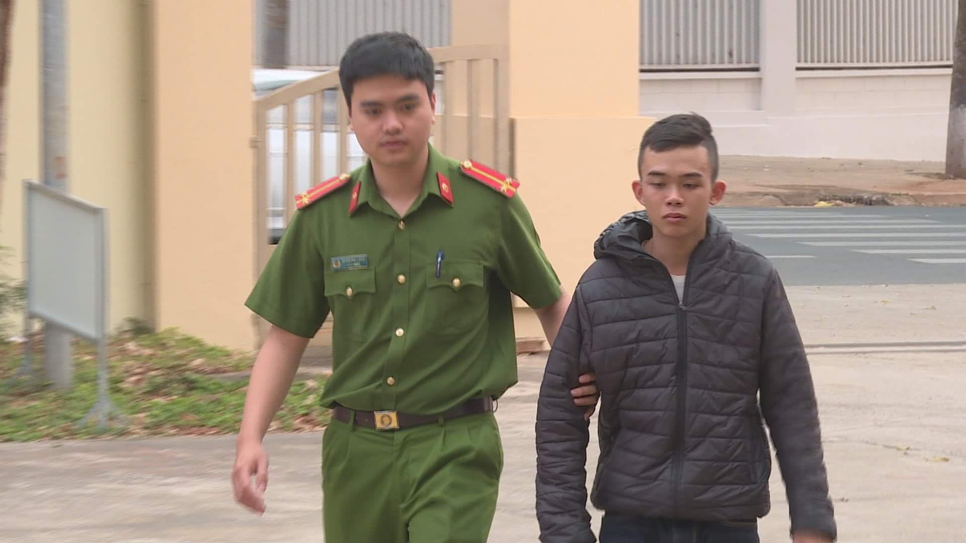 Tạm giữ hình sự chủ chăn dắt đánh các cô gái phục vụ karaoke ở Đắk Lắk