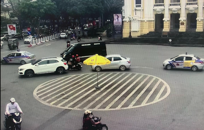 Xử phạt 17 phương tiện không chấp hành chỉ dẫn của vạch kẻ đường tại quảng trường Cách mạng tháng Tám