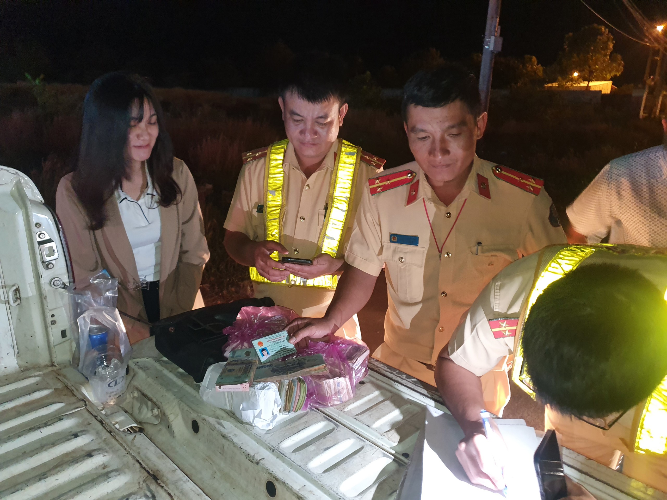 CSGT giúp cô gái tìm lại 100 triệu đồng bỏ quên trên xe khách 