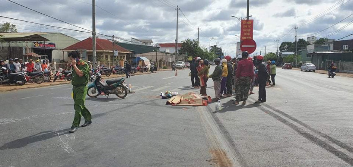 Đắk Lắk Xe khách tông xe máy làm 1 người chết, 2 người bị thương nặng