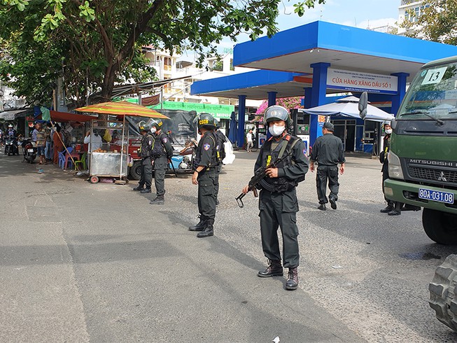 TP.HCM Cảnh sát cơ động phong tỏa kiểm tra cây xăng liên quan đến đường dây xăng giả