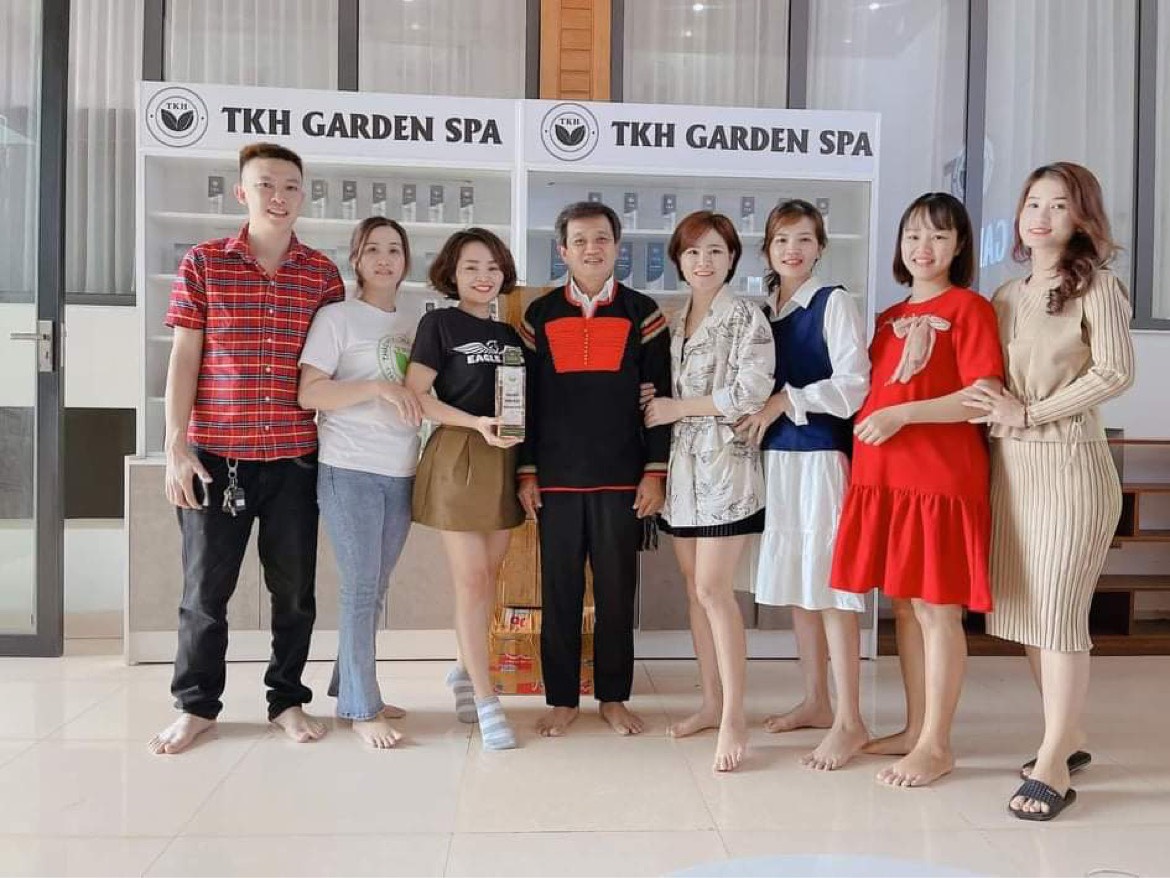 Ông Đoàn Ngọc Hải nhận quà hỗ trợ người nghèo từ các mạnh thường quân ở Đắk Lắk