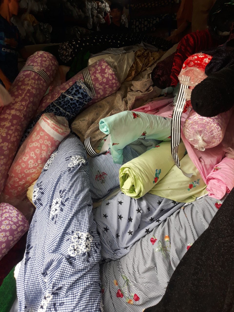 Phát hiện kho vải nhập lậu và 3.000 chai nước hoa giả mạo nhãn hiệu