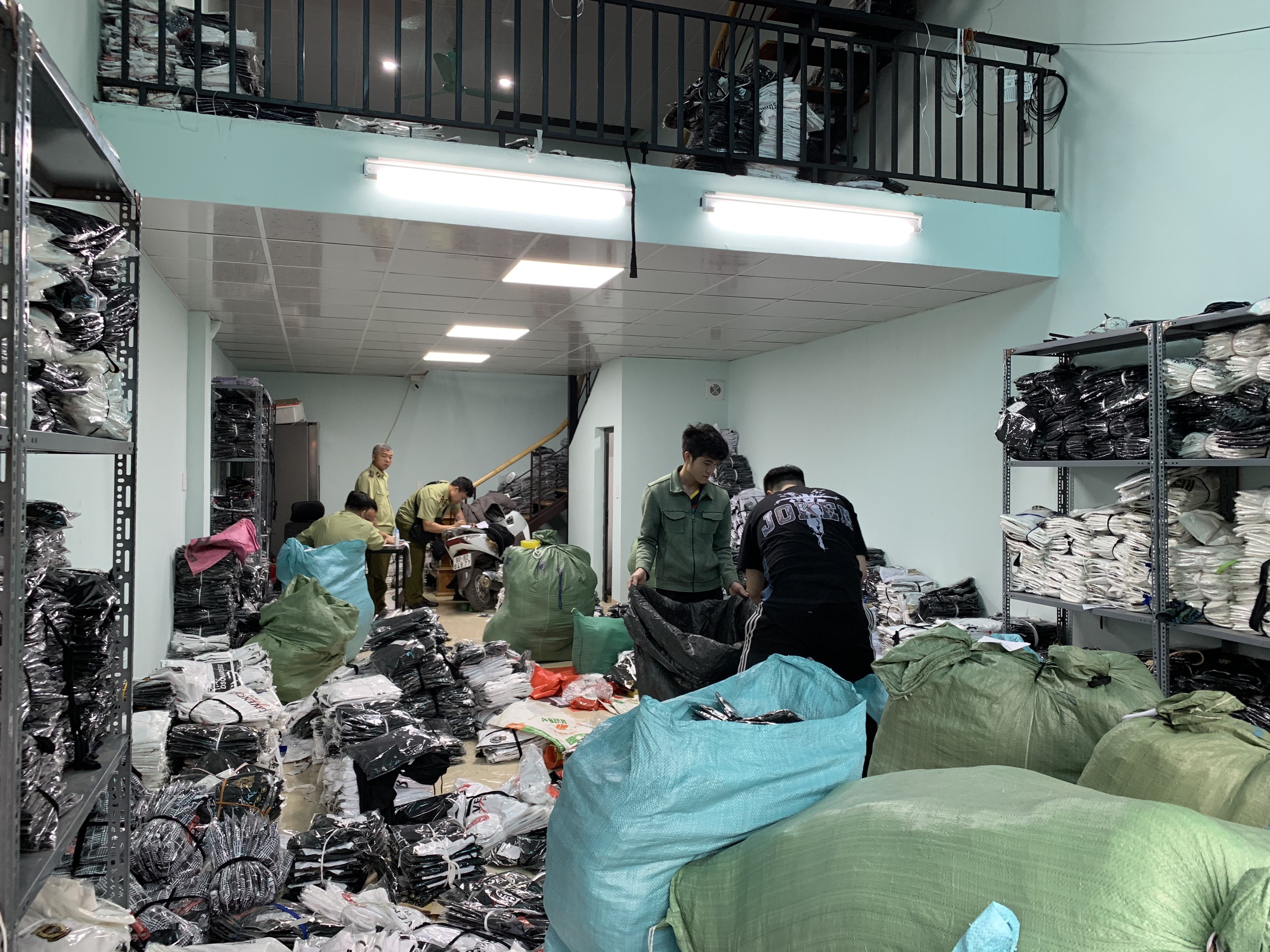 Phát hiện kho hàng chứa hàng ngàn sản phẩm giả các nhãn hiệu nổi tiếng