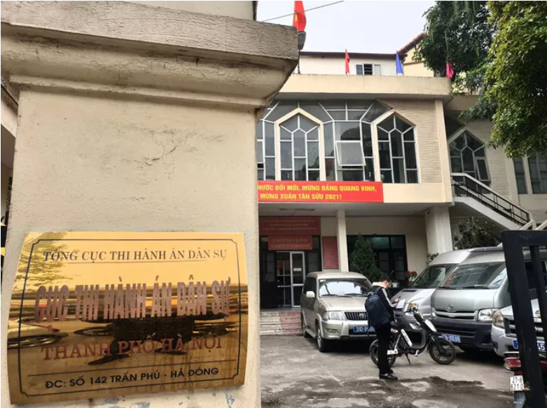 Nhóm người xưng giáo viên, nhân viên vào trụ sở hành hung cán bộ thi hành án Hà Nội