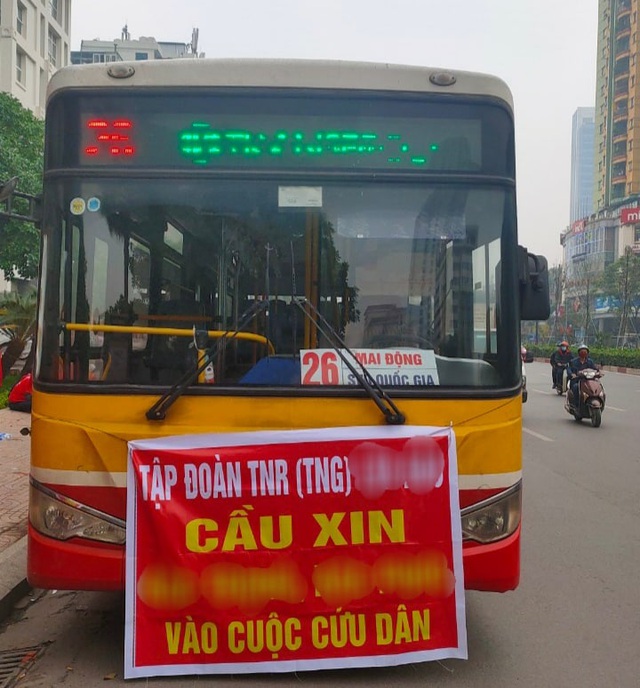 Chiếc xe lạ trong ngày cư dân TNR Stars căng băng rôn đòi quyền lợi