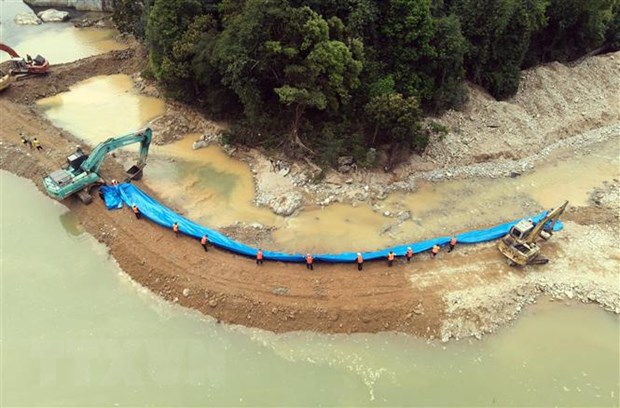 Hoàn thành việc ngăn đập, tạo dòng chảy mới tại thủy điện Rào Trăng 3