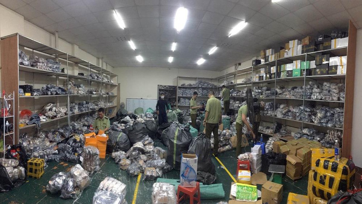 Hà Nội Triệt phá kho hàng hơn 3.000 đôi giày dép giả nhiều nhãn hiệu nổi tiếng