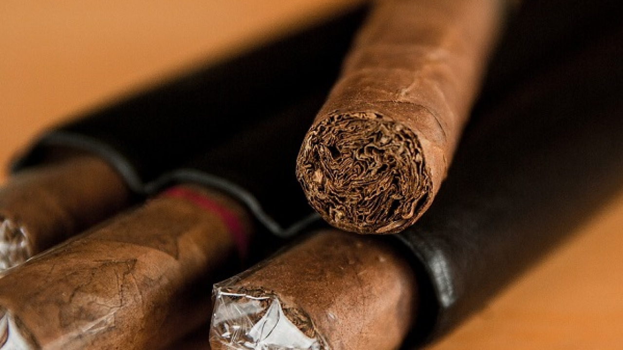 Tiếp viên hàng không bị bắt vì buôn bán hàng cấm