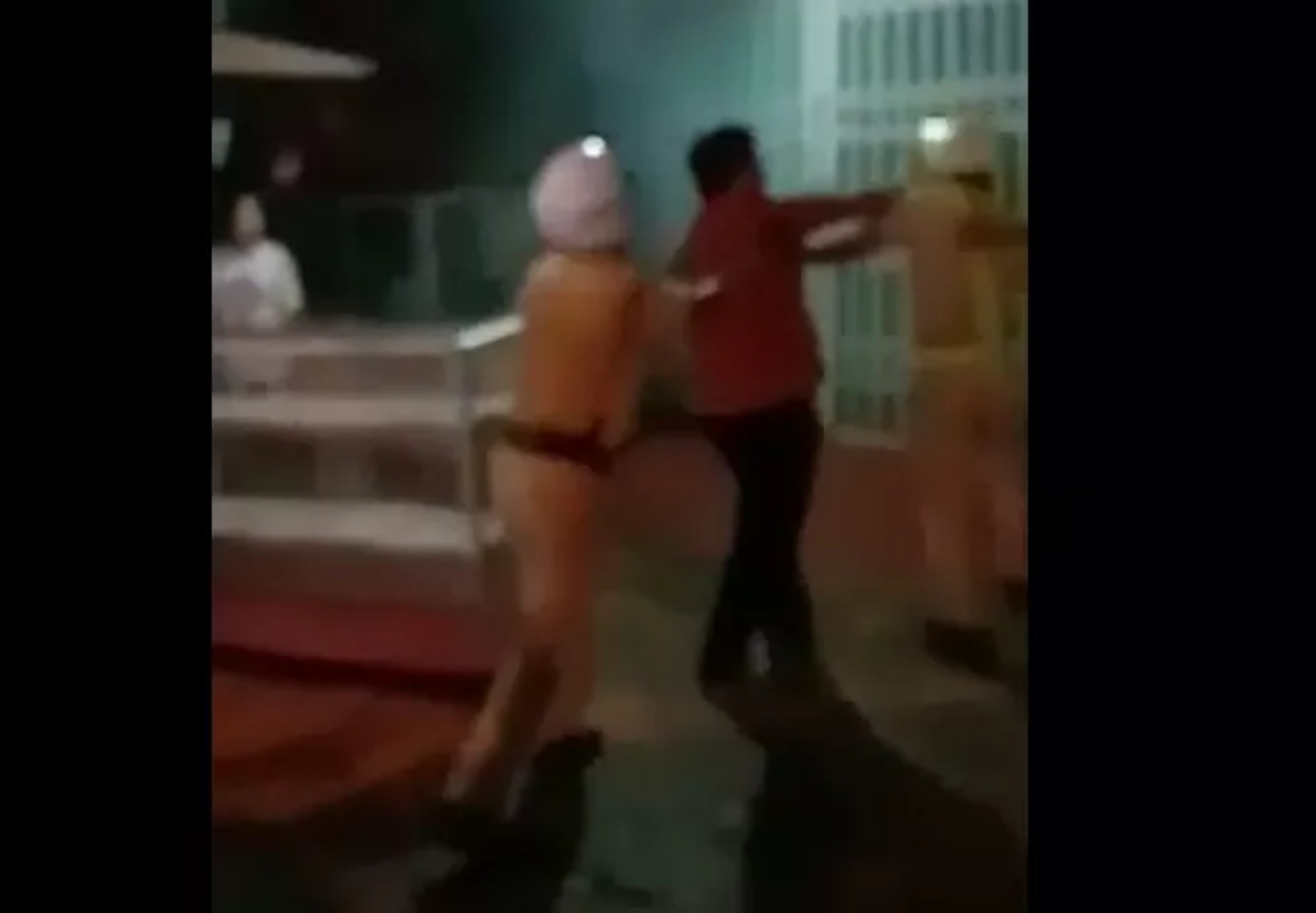 Cán bộ quân sự say xỉn, đánh cảnh sát giao thông đang làm nhiệm vụ