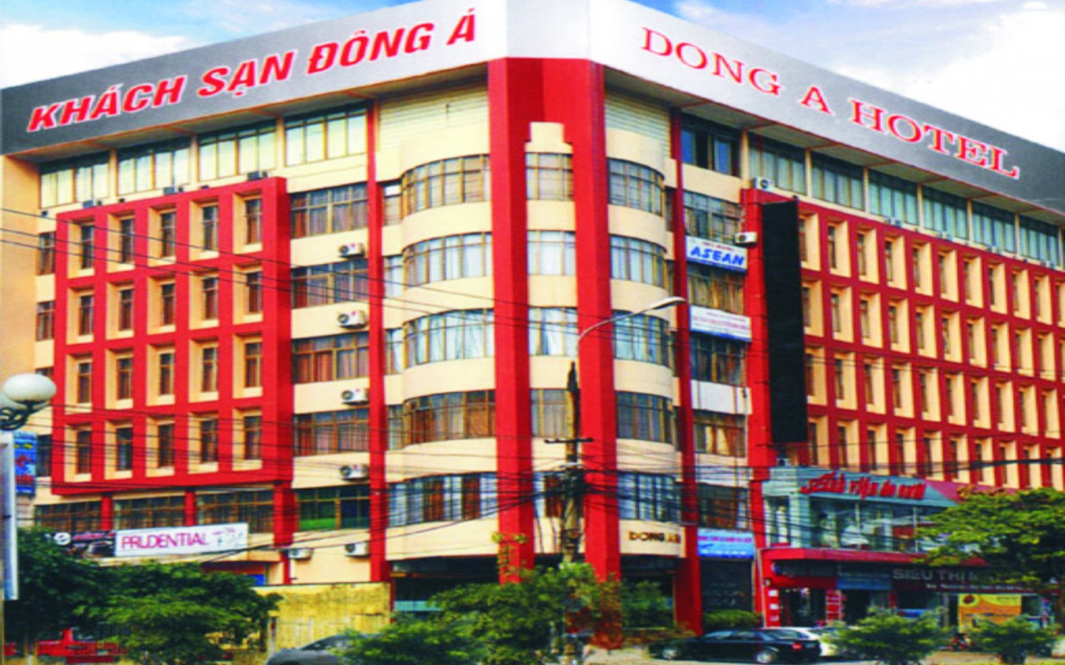 Vợ chồng Chủ tịch HĐQT Khách sạn Đông Á lần lượt đăng ký thoái vốn