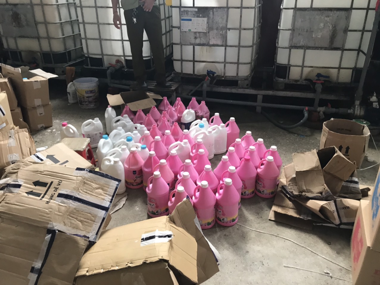 Hà Nội Phát hiện hàng nghìn can nước giặt giả mạo nhãn hiệu D-nee và Comfort