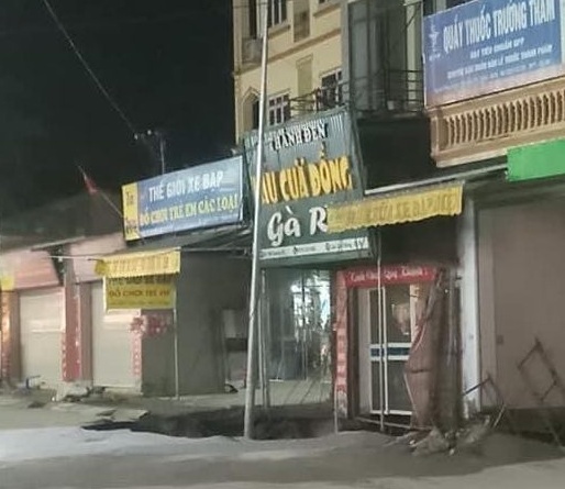 Hà Nội Xuất hiện hố tử thần trên vỉa hè, di dời 20 hộ dân