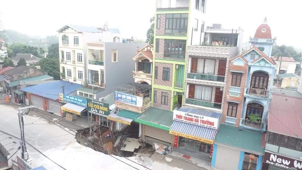 Hà Nội  Đường tỉnh 419 xuất hiện hố tử thần rộng hàng chục mét