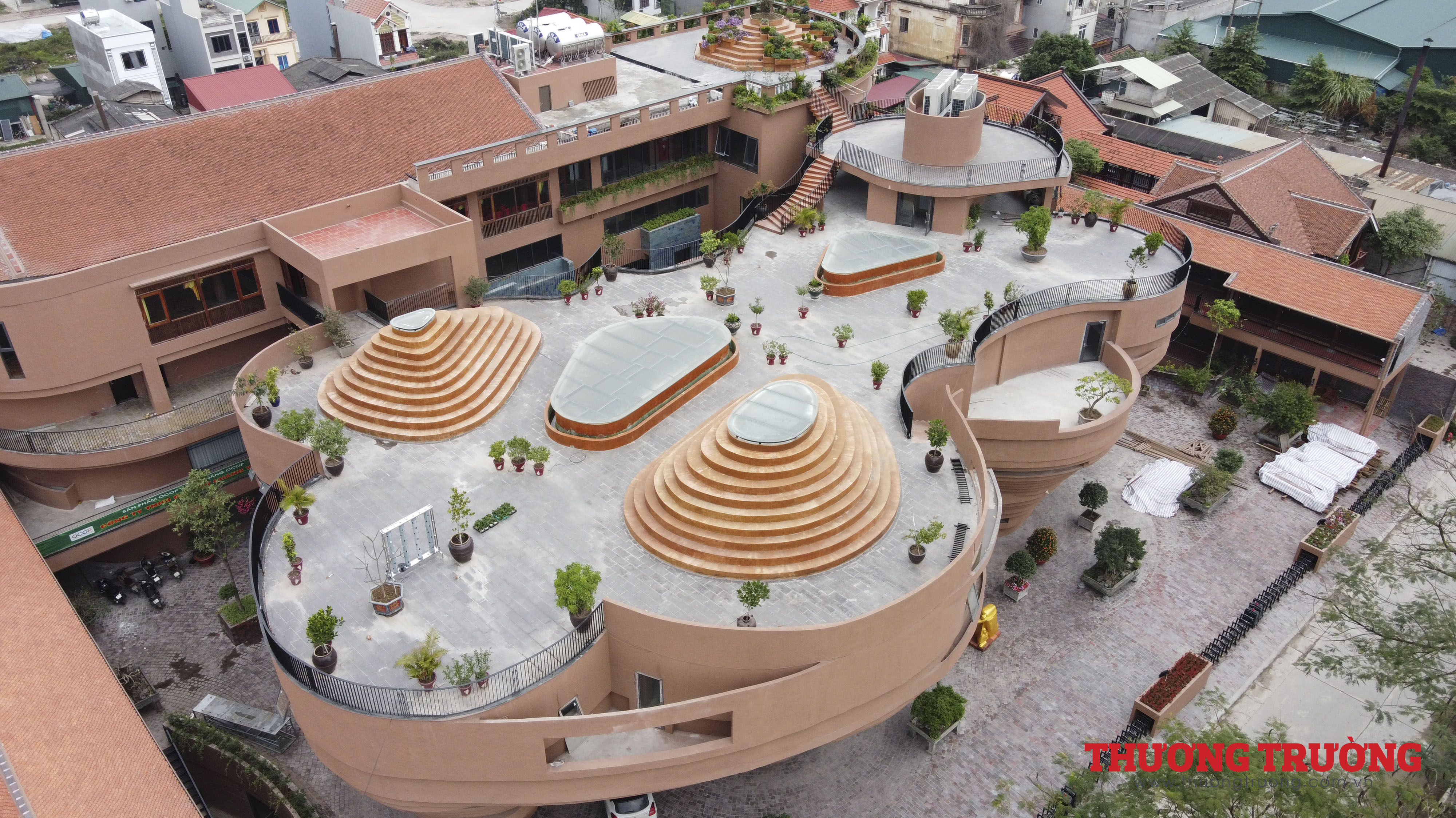 Khám phá công trình hình bàn xoay vuốt gốm khổng lồ trăm tỷ giữa lòng làng cổ Bát Tràng